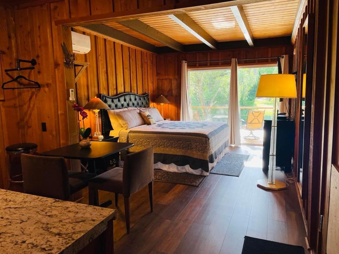 Riverfront Lodging Shady Cove Экстерьер фото