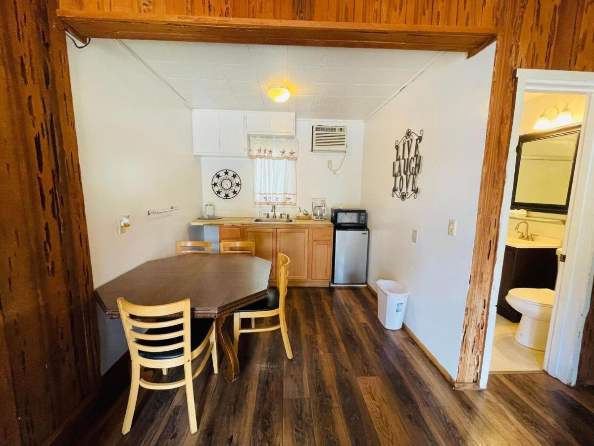 Riverfront Lodging Shady Cove Экстерьер фото