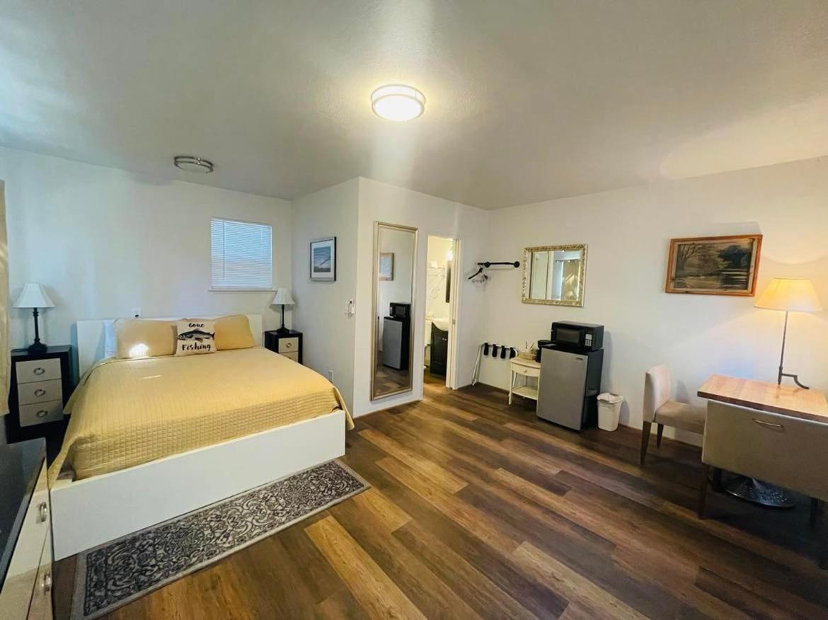 Riverfront Lodging Shady Cove Экстерьер фото